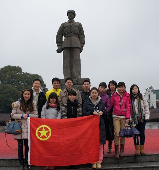 “学雷锋，献爱心”——中国共产主义青年团乐鱼平台_乐鱼(中国)一站式服务平台集团股份有限公司委员会开展慰问贫困学生助学活动